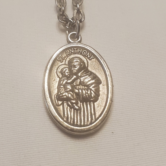 Saint Anthony Medal Silver Tone 1 Inch Pendant With A 22 Inch Silver Tone Chain - Picture 1 of 3
